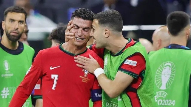 Đá hỏng penalty, Ronaldo bật khóc