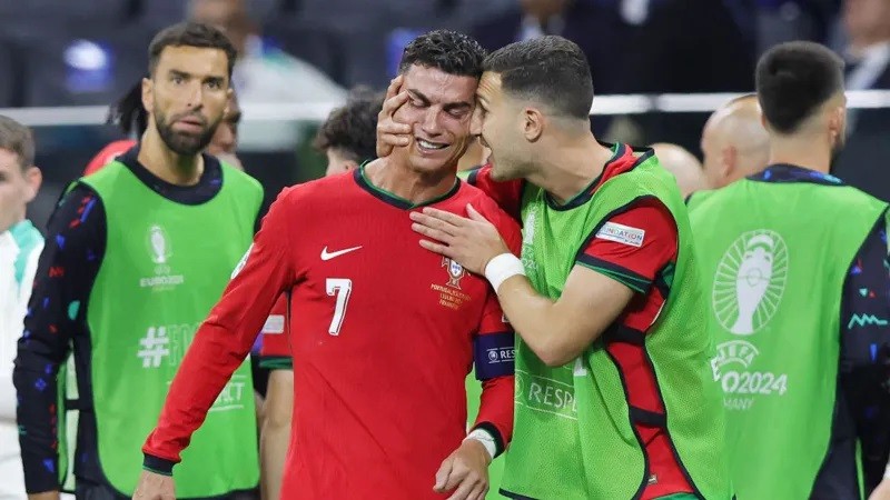 Đá hỏng penalty, Ronaldo bật khóc