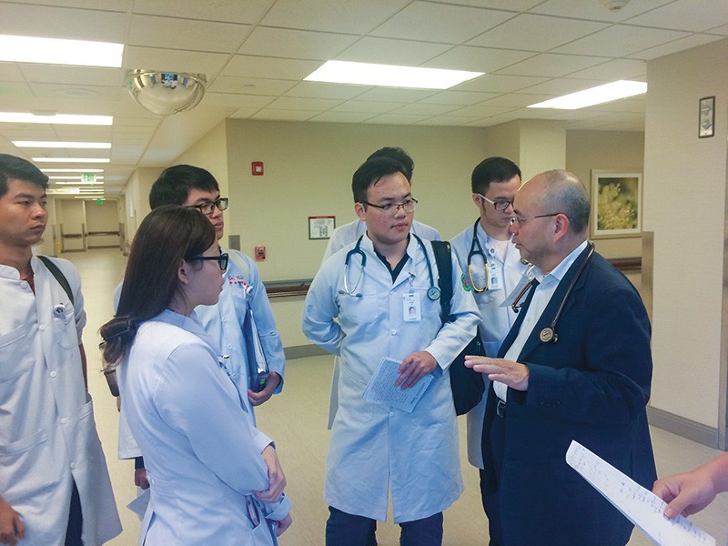 Giáo sư Thạch GS Thạch Nguyễn hướng dẫn lâm sàng các sinh viên tại trung tâm y tế St. Mary: 'Việt Nam có vị trí đáng tự hào trong lĩnh vực tim mạch can thiệp'