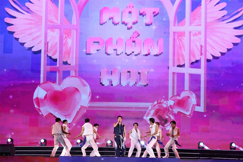 Sân khấu “Khát vọng tuổi 20” của Hoà Bình Events Group tại Thái Bình.
