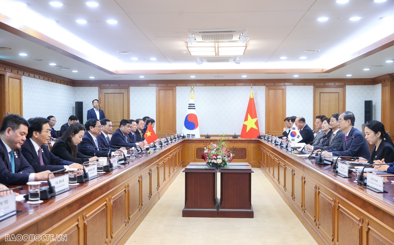Trong trả lời phỏng vấn báo chí, Thủ tướng Hàn Quốc Han Duck Soo cho rằng, chuyến thăm Hàn Quốc lần này của Thủ tướng Chính phủ Phạm Minh Chính là chuyến thăm chính thức đầu tiên của một quan chức cấp cao Việt Nam đến Hàn Quốc kể từ khi hai nước thiết lập
