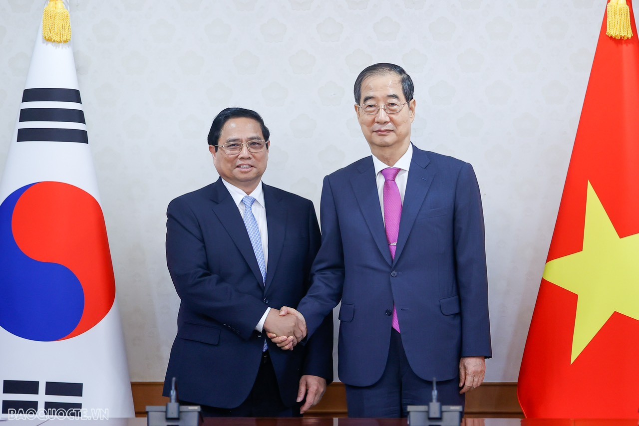 Trong trả lời phỏng vấn báo chí, Thủ tướng Hàn Quốc Han Duck Soo cho rằng, chuyến thăm Hàn Quốc lần này của Thủ tướng Chính phủ Phạm Minh Chính là chuyến thăm chính thức đầu tiên của một quan chức cấp cao Việt Nam đến Hàn Quốc kể từ khi hai nước thiết lập quan hệ Đối tác chiến lược toàn diện tháng 12/2022.