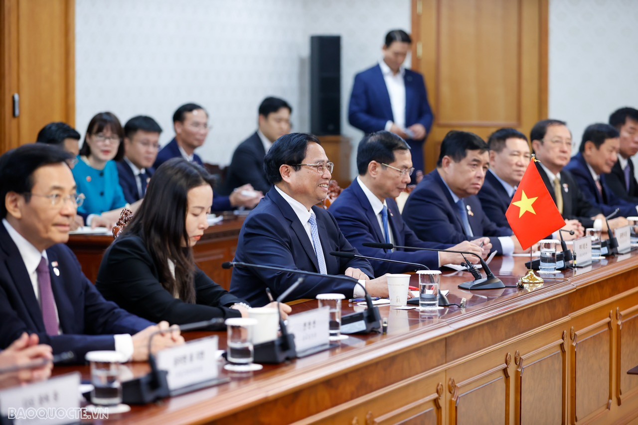 Về kinh tế, hai nước đã trở thành đối tác quan trọng hàng đầu của nhau. Hàn Quốc tiếp tục duy trì vị trí đối tác số 1 về đầu tư trực tiếp; số 2 về hợp tác phát triển (ODA), du lịch; số 3 về lao động, thương mại của Việt Nam.