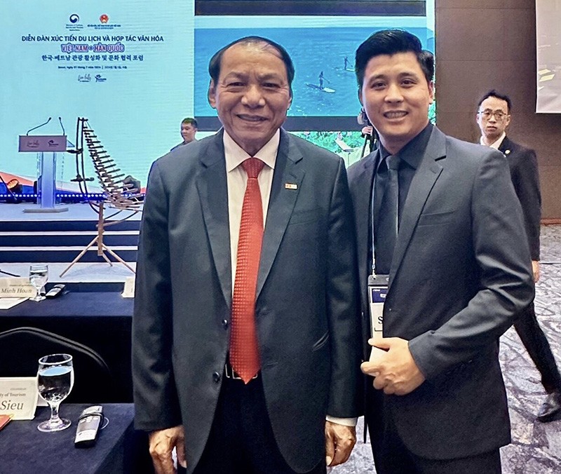 Ông Nguyễn Văn Hùng – Bộ trưởng Bộ Văn hóa, Thể thao và Du lịch Việt Nam và ông Hà Trọng Nhân.