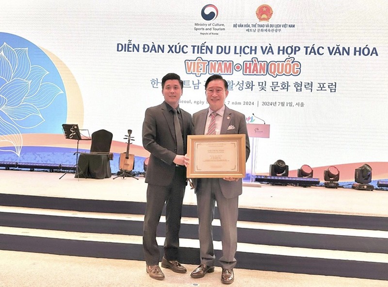Ông Hà Trọng Nhân chúc mừng ông Lý Xương Căn – Đại sứ Du lịch Việt Nam tại Hàn Quốc được bổ nhiệm trong nhiệm kỳ mới.