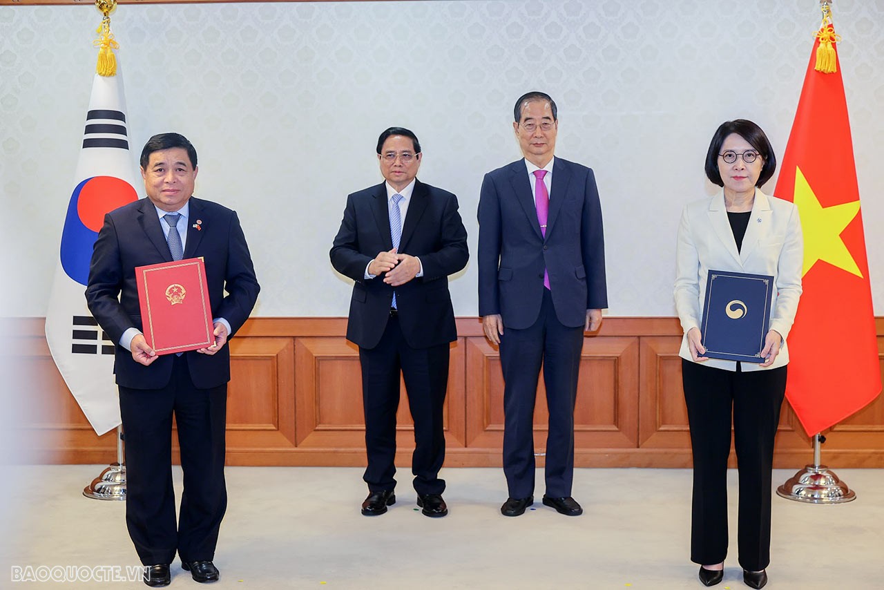 Thủ tướng Phạm Minh Chính và Thủ tướng Han Duck Soo chứng kiến trao Bản ghi nhớ giữa Bộ Kế hoạch và Đầu tư Việt Nam và Bộ Ngoại giao Hàn Quốc về viện trợ không hoàn lại của Hàn Quốc cho Việt Nam.