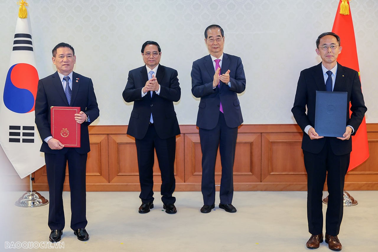 Toàn cảnh Thủ tướng Phạm Minh Chính hội đàm với Thủ tướng Hàn Quốc Han Duck Soo và chứng kiến trao văn kiện hợp tác