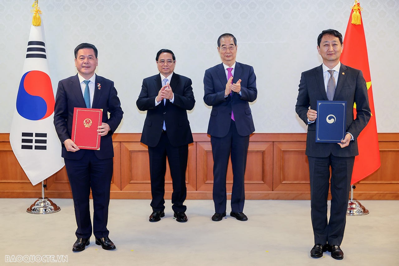 Thủ tướng Phạm Minh Chính và Thủ tướng Han Duck Soo chứng kiến trao Bản ghi nhớ về định hướng xây dựng Kế hoạch hành động thực hiện mục tiêu kim ngạch thương mại song phương 150 tỷ USD theo hướng cân bằng hơn giữa Bộ Công Thương Việt Nam và Bộ Thương mại,