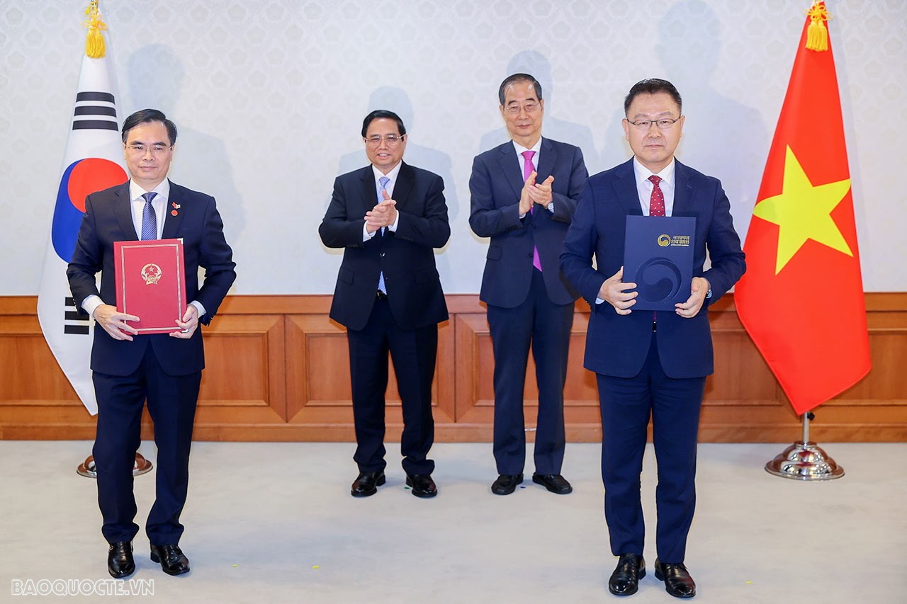 Toàn cảnh Thủ tướng Phạm Minh Chính hội đàm với Thủ tướng Hàn Quốc Han Duck Soo và chứng kiến trao văn kiện hợp tác