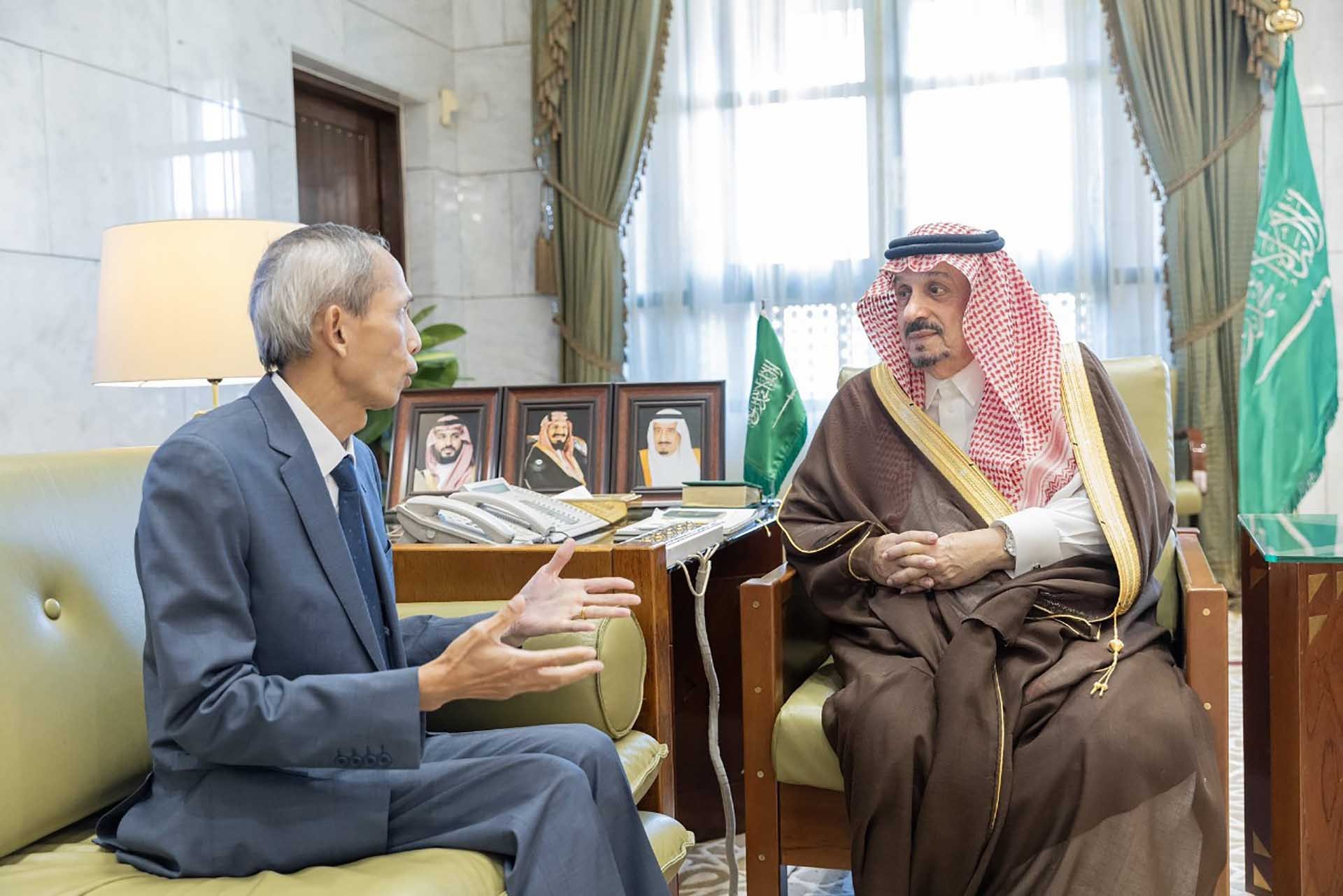 Đại sứ Việt Nam tại Saudi Arabia gặp và làm việc với Thống đốc tỉnh Riyadh