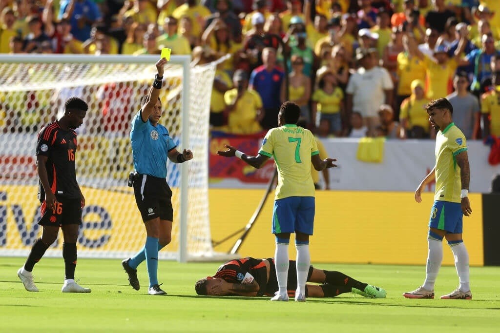 Phạm lỗi với James Rodriguez, Vinicius bị treo giò ở vòng tứ kết Copa America 2024