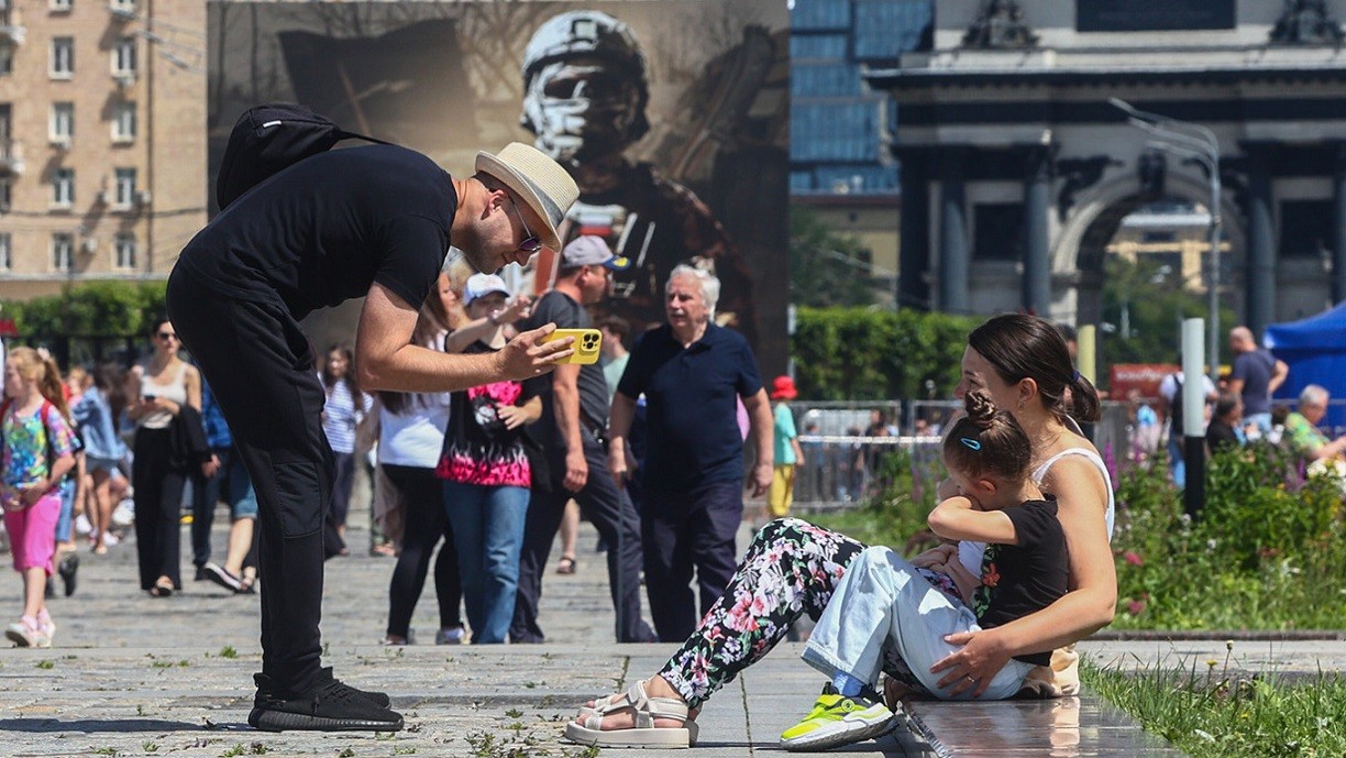 Người dân Nga dạo phố, chụp ảnh trên đường phố Moscow. (Nguồn: Moskva News Agency)