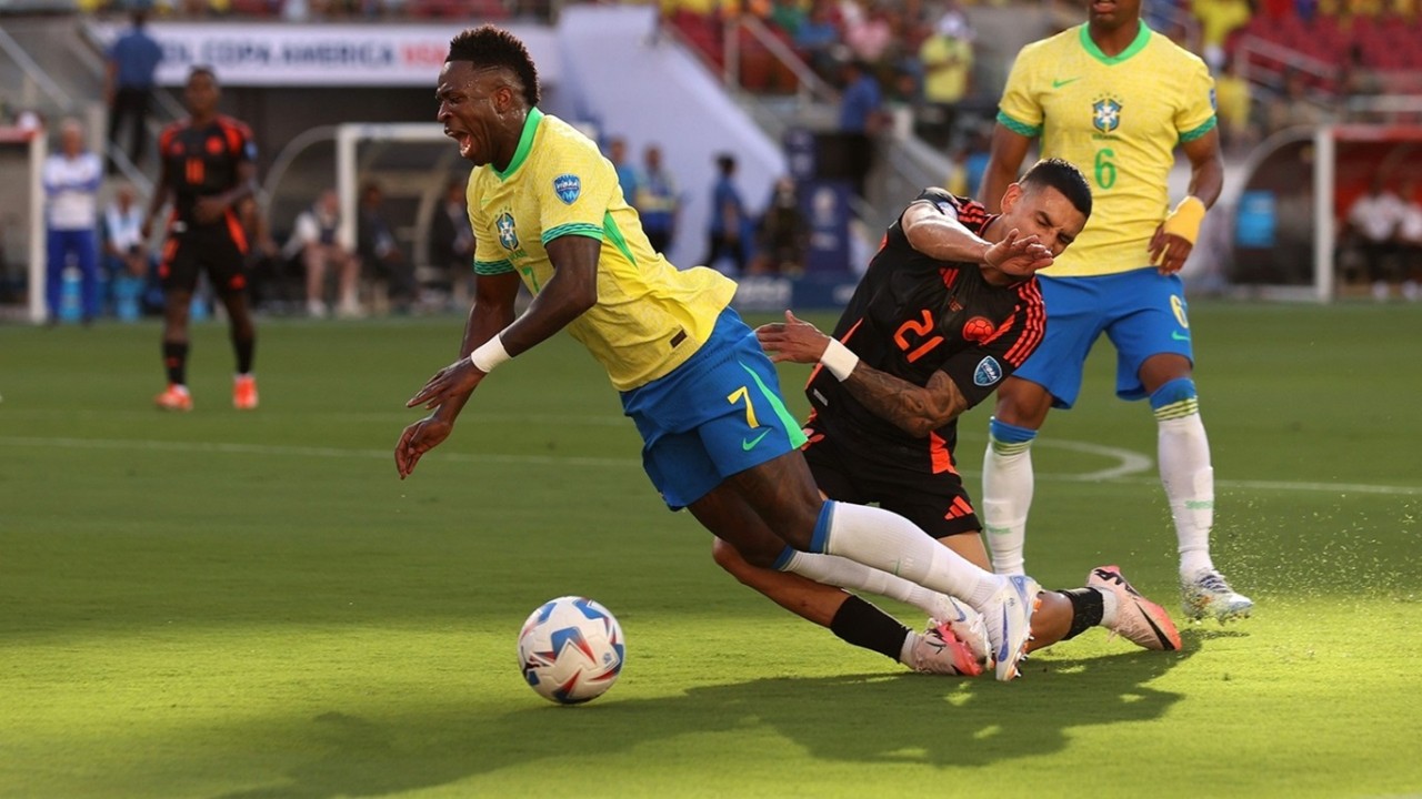 Tranh cãi: Đội tuyển Brazil mất oan 1 quả penalty