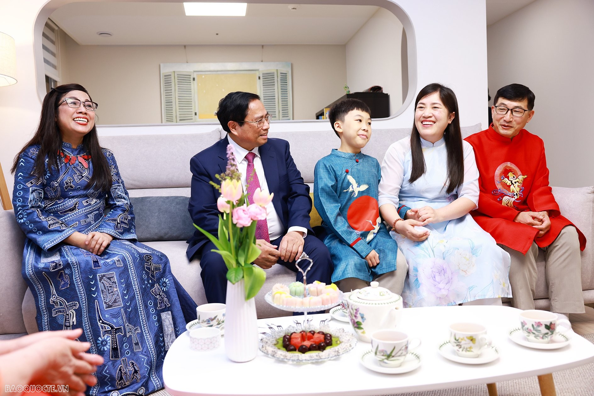 Thủ tướng Chinh phủ Phạm Minh Chính đã thăm gia đình anh Jang Yeong Gak và chị Vũ Thái Linh - gia đình đa văn hóa Việt – Hàn ở thành phố Osan, tỉnh Gyeonggi.