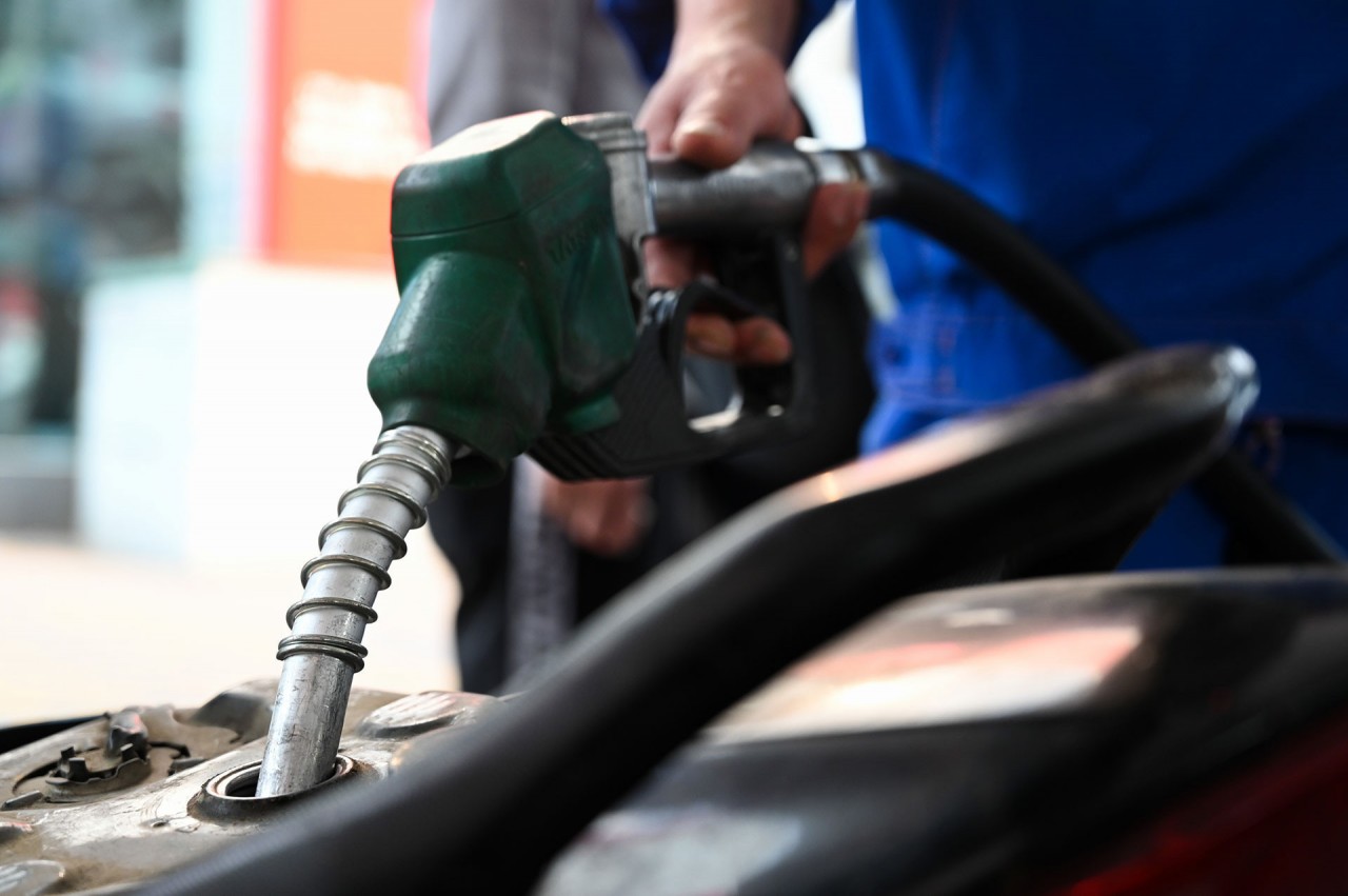 Giá xăng dầu hôm nay 4/7: ; trong nước giá xăng sẽ tăng lần thứ 4 liên tiếp