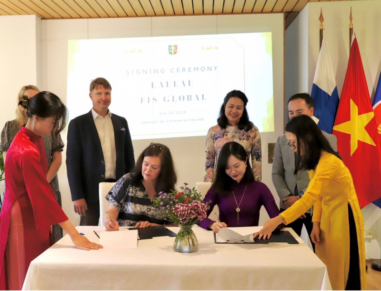 Đại diện FIS Global và Laulau Learning ký kết chương trình hợp tác tại Đại sứ quán Việt Nam tại Phần Lan. (Ảnh: LA)
