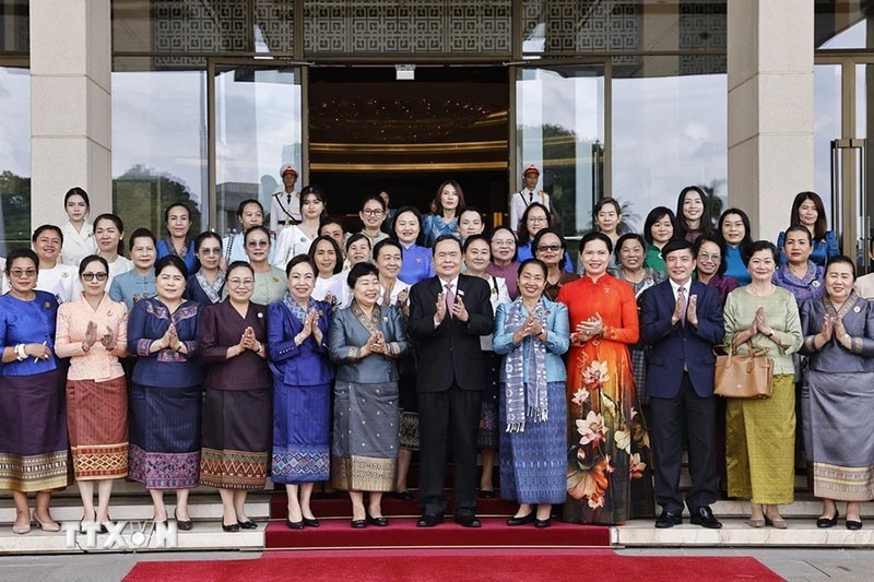 National Assembly Chairman receives delegations of Lao, Cambodian women’s unions