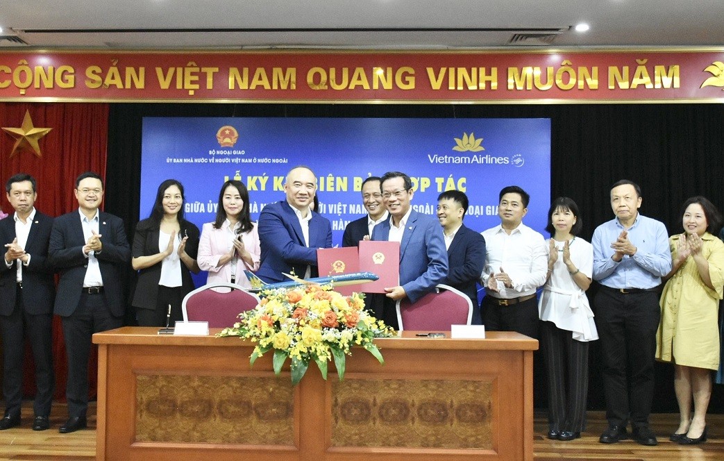 Cooperation agreement signed between the State Committee for Overseas Vietnamese and Vietnam Airlines