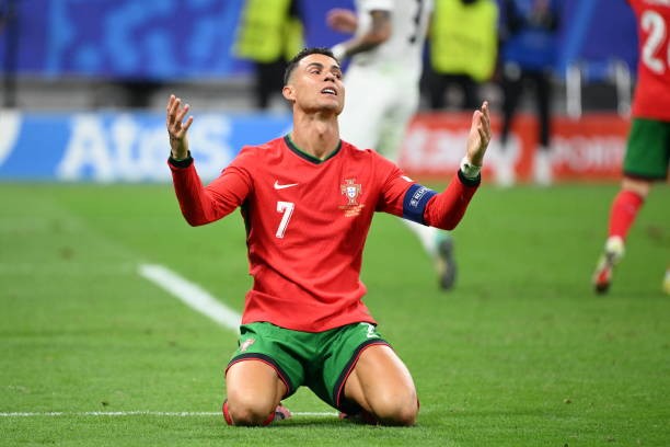 Cristiano Ronaldo có thể bị UEFA xử phạt vì quảng cáo bất hợp pháp. (Nguồn GettyImages)