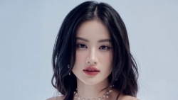 Sao Việt: Hoa hậu Ý Nhi trẻ trung, xinh đẹp; MC Mai Ngọc tạo dáng bên hoa