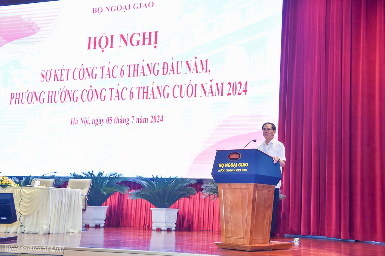 Bộ Ngoại giao sơ kết công tác 6 tháng, phát động phong trào thi đua nhân dịp 80 năm thành lập Ngành