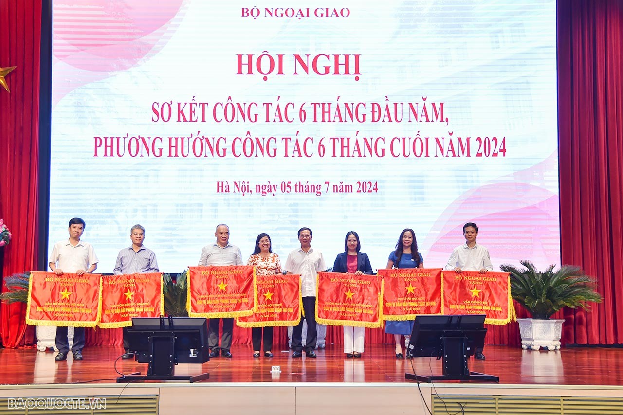 Bộ Ngoại giao sơ kết công tác 6 tháng, phát động phong trào thi đua nhân dịp 80 năm thành lập Ngành