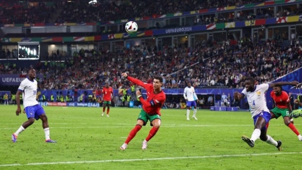 Tứ kết EURO 2024: Khó hiểu với tình huống bỏ lỡ cơ hội ngon ăn của Ronaldo