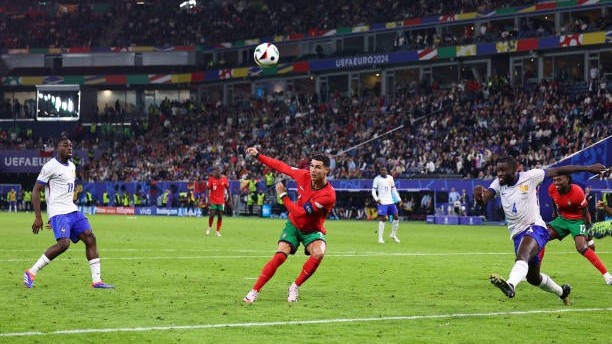 Tứ kết EURO 2024: Khó hiểu với tình huống bỏ lỡ cơ hội ngon ăn của Ronaldo