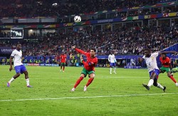 Tứ kết EURO 2024: Khó hiểu với tình huống bỏ lỡ cơ hội ngon ăn của Ronaldo