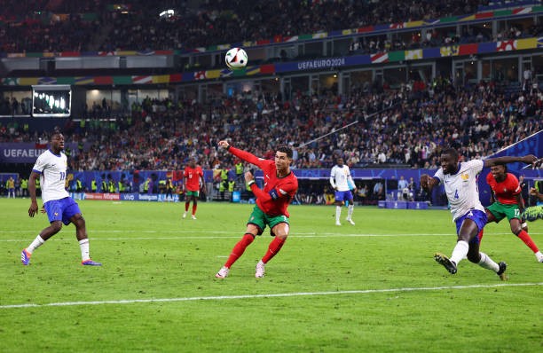 Tình huống dứt điểm lên trời của Ronaldo. (Nguồn GettyImages)