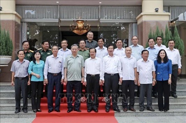 President To Lam (front, fourth from left) and officials of An Giang province in a group photo on July 6. (Photo: VNA)