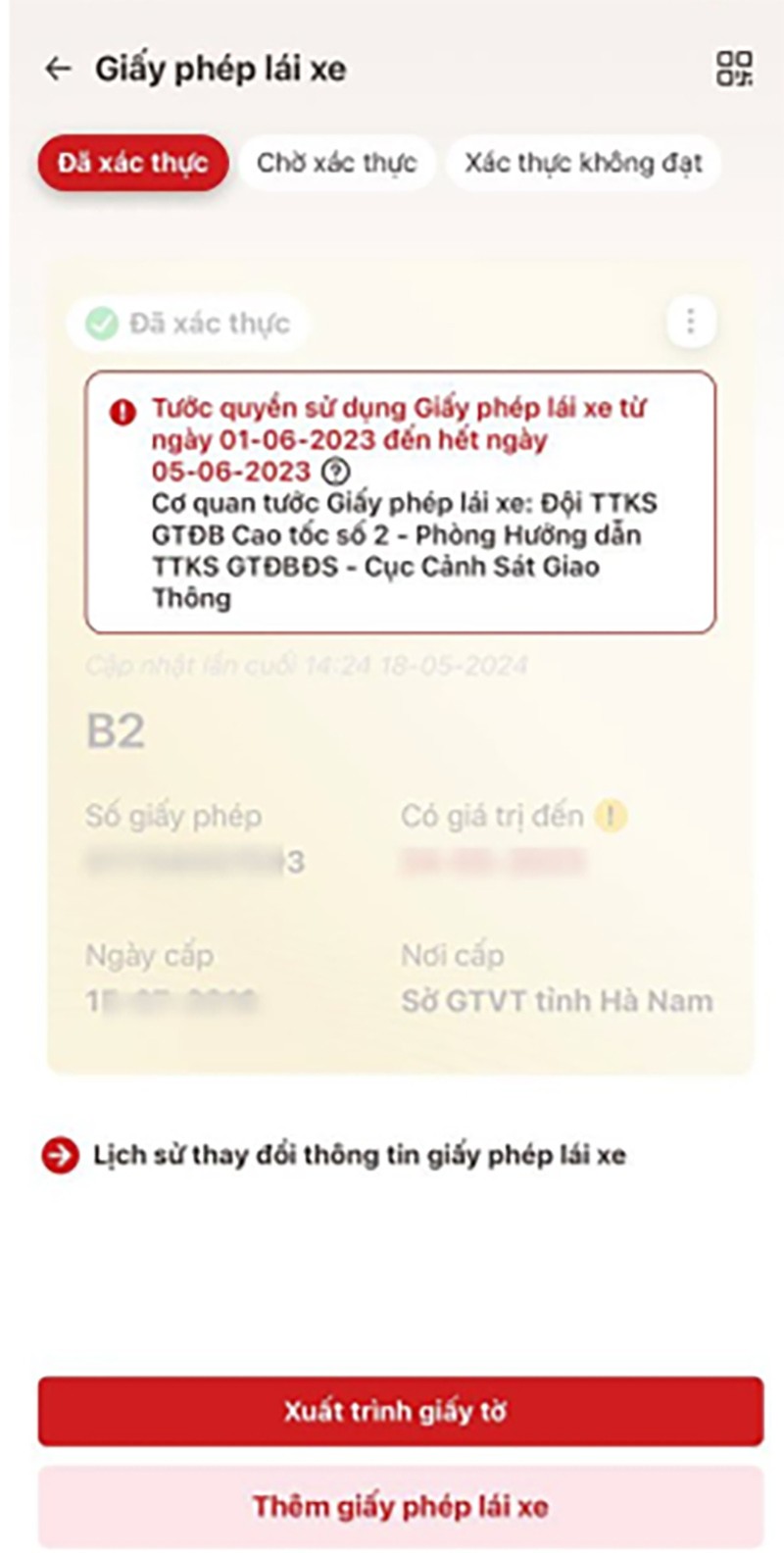 Bị tước/tạm giữ giấy phép lái xe trên VNeID: Dùng bản giấy được không?