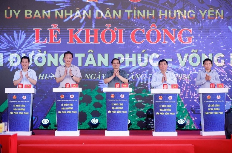 Prime Minister Pham Minh Chinh and other delegates at the groundbreaking ceremony of Tan Phuc-Vong Phan road. (Source: VGP)