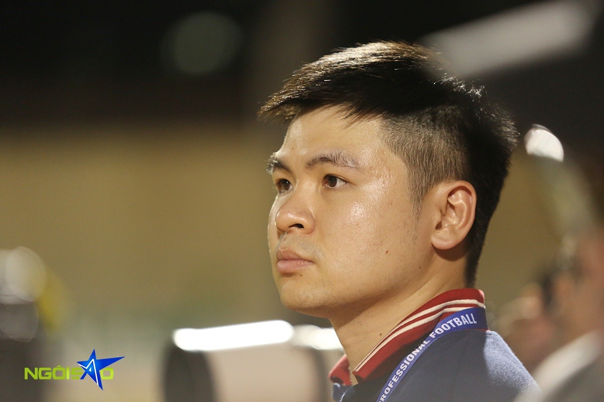 Hình ảnh CLB Hà Nội buồn bã nhận huy chương bạc Cup quốc gia Việt Nam 2023/24
