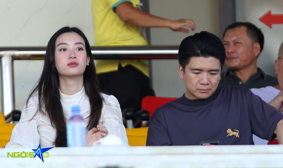Hình ảnh CLB Hà Nội buồn bã nhận huy chương bạc Cup quốc gia Việt Nam 2023/24