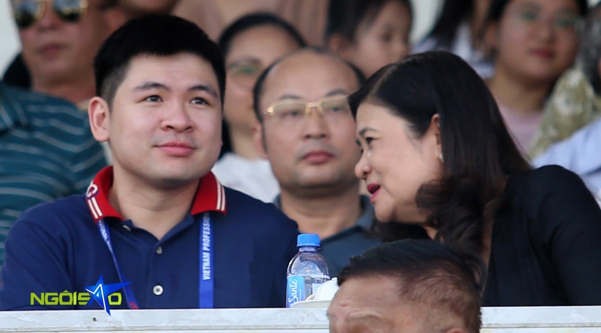 Hình ảnh CLB Hà Nội buồn bã nhận huy chương bạc Cup quốc gia Việt Nam 2023/24