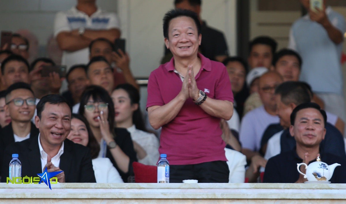 Hình ảnh CLB Hà Nội buồn bã nhận huy chương bạc Cup quốc gia Việt Nam 2023/24