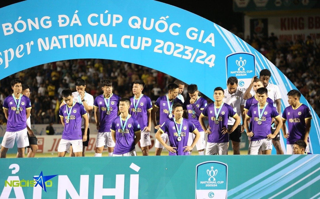 Hình ảnh CLB Hà Nội buồn bã nhận huy chương bạc Cup quốc gia Việt Nam 2023/24