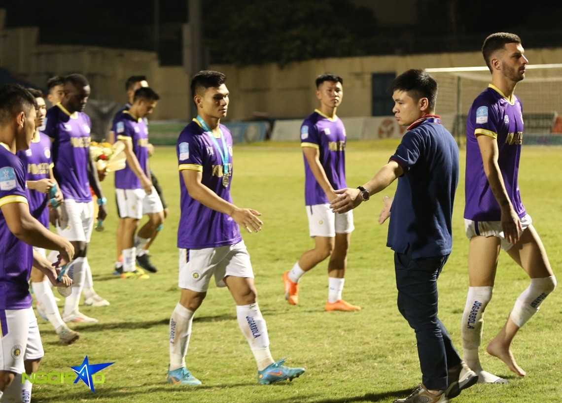 Hình ảnh CLB Hà Nội buồn bã nhận huy chương bạc Cup quốc gia Việt Nam 2023/24