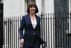 Nữ Bộ trưởng Tài chính đầu tiên của Anh cam kết thúc đẩy nền kinh tế đang 'ngập' trong nợ công