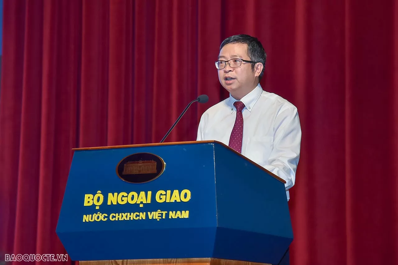 Thứ trưởng Ngoại giao Phạm Thanh Bình phát biểu khai mạc tại hội trường và qua trực tuyến đến các Cơ quan đại diện Việt Nam ở nước ngoài. (Ảnh: Anh Sơn)