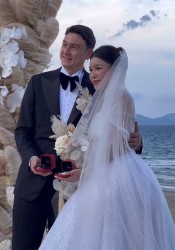 Thủ môn Đặng Văn Lâm khoe ảnh đám cưới trên bãi biển