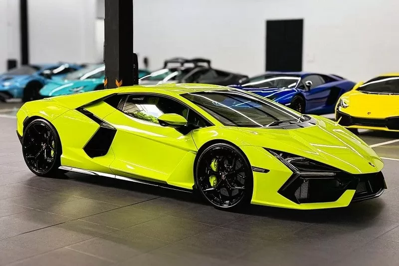 Cận cảnh siêu xe hybrid Lamborghini Revuelto đầu tiên tại Đông Nam Á