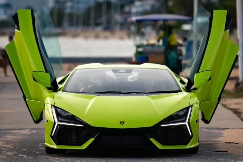 Cận cảnh siêu xe hybrid Lamborghini Revuelto đầu tiên tại Đông Nam Á