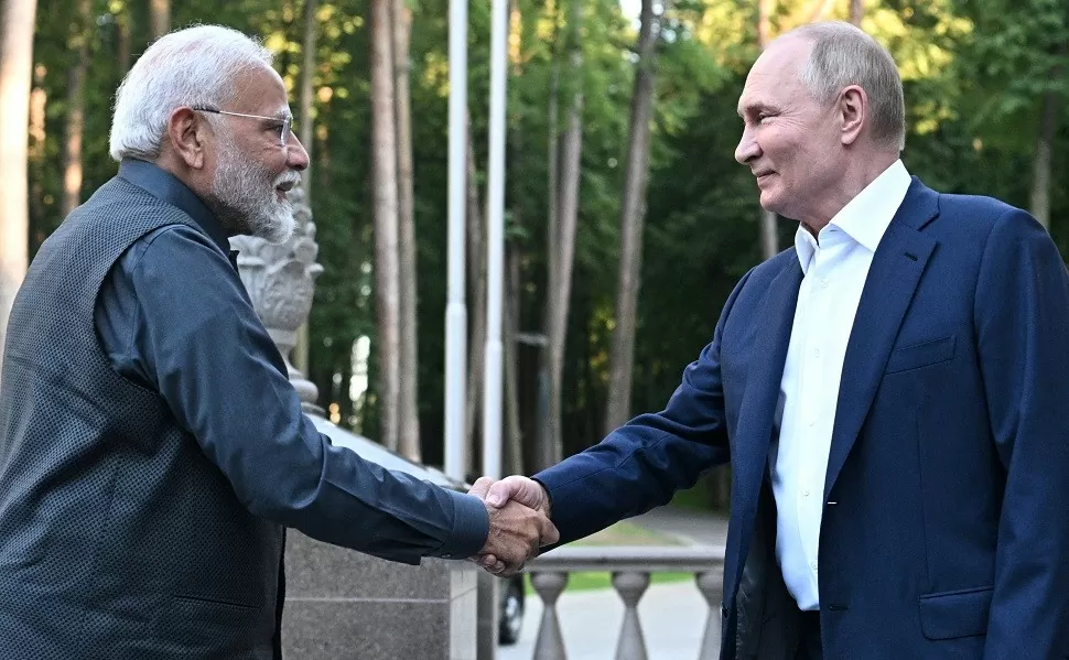 Tổng thống Nga Vladimir Putin và Thủ tướng Ấn Độ Narendra Modi bắt tay trong cuộc gặp không chính thức tại dinh thự bang Novo-Ogaryovo, ngoại ô Moscow, ngày 8/7. (Nguồn: Reuters)