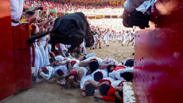 Không khí náo nhiệt, gay cấn đến thót tim tại lễ hội bò tót San Fermin ở Tây Ban Nha