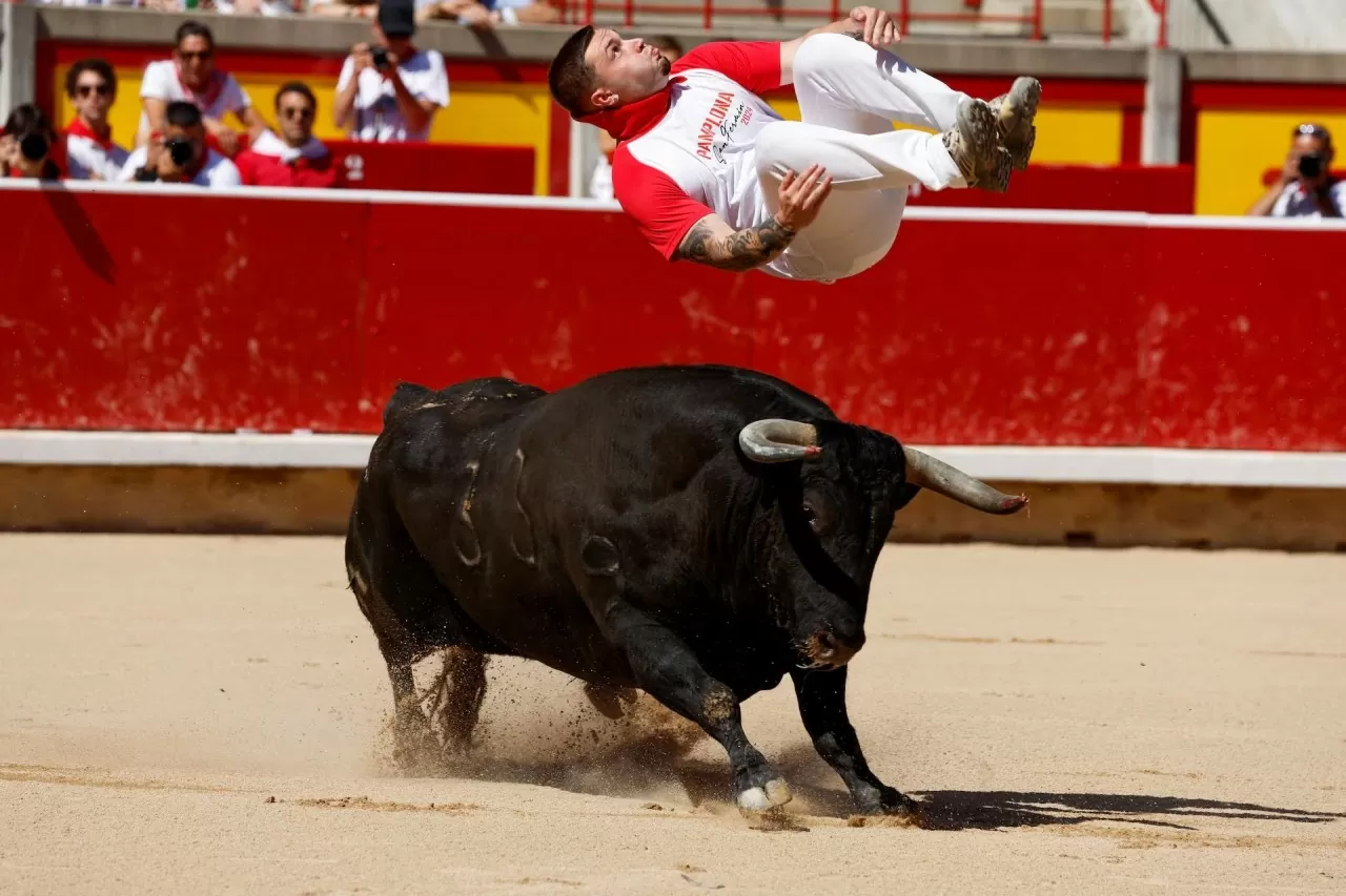 Không khí náo nhiệt không kém phần nguy hiểm tại lễ hội đua bò tót ở Tây Ban Nha