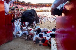 Không khí náo nhiệt, gay cấn đến thót tim tại lễ hội bò tót San Fermin ở Tây Ban Nha