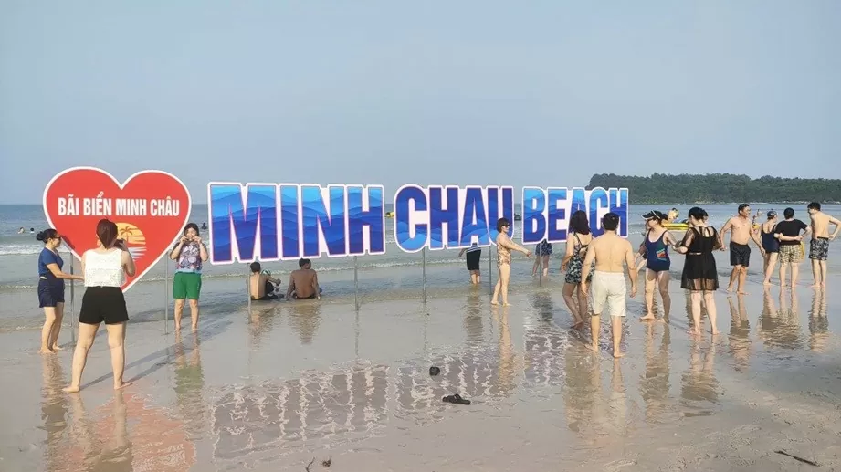 Bãi tắm Minh Châu (huyện Vân Đồn) thu hút du khách. (Nguồn: BQN)