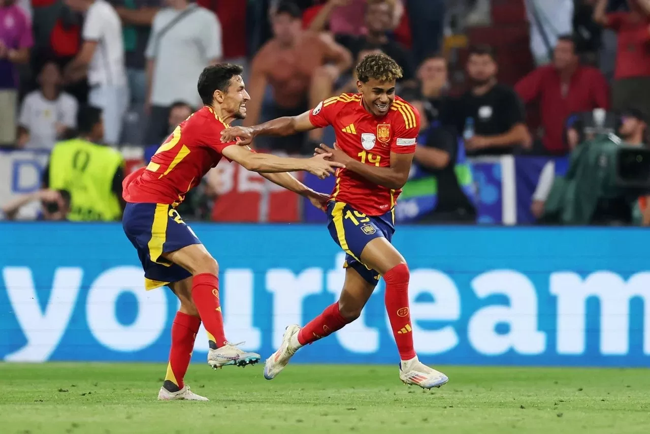 Jesus Navas và Lamine Yamal trong trận đấu Tây Ban Nha thắng 2-1 Pháp. (Nguồn: UEFA)